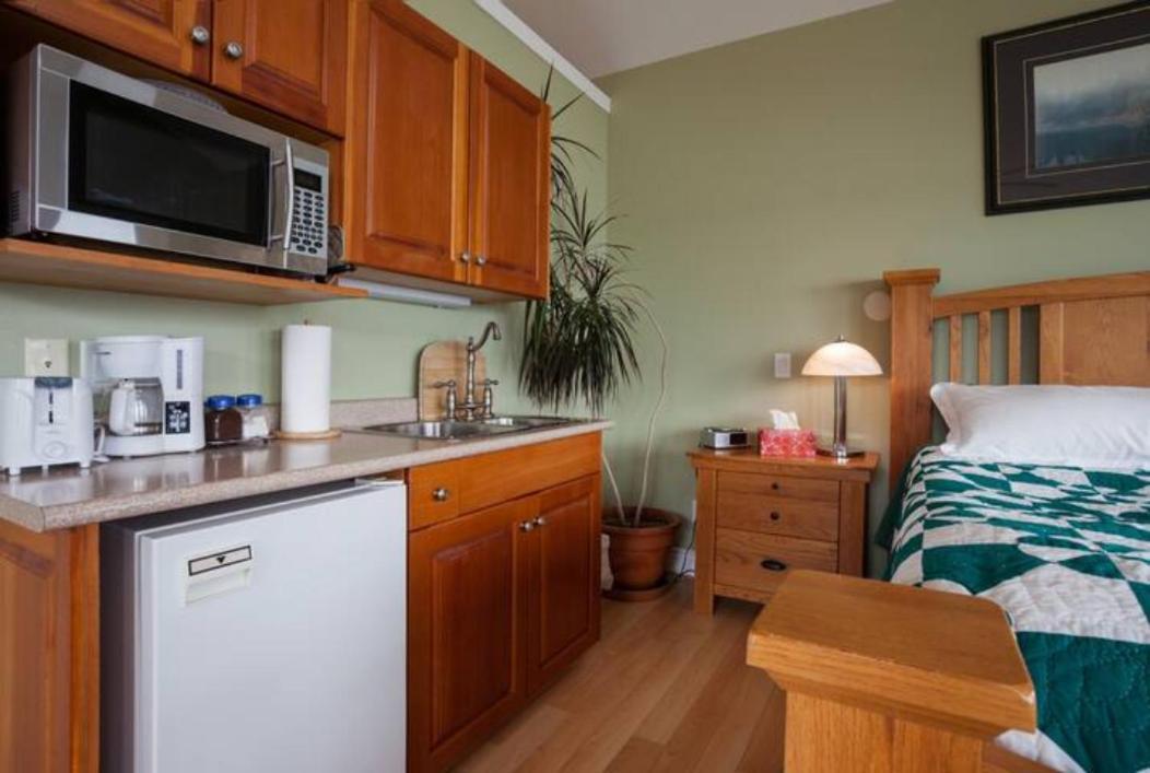 Birds Of A Feather Victoria Oceanfront Studio Suites Colwood Экстерьер фото