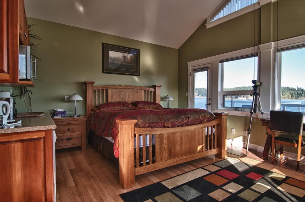 Birds Of A Feather Victoria Oceanfront Studio Suites Colwood Номер фото