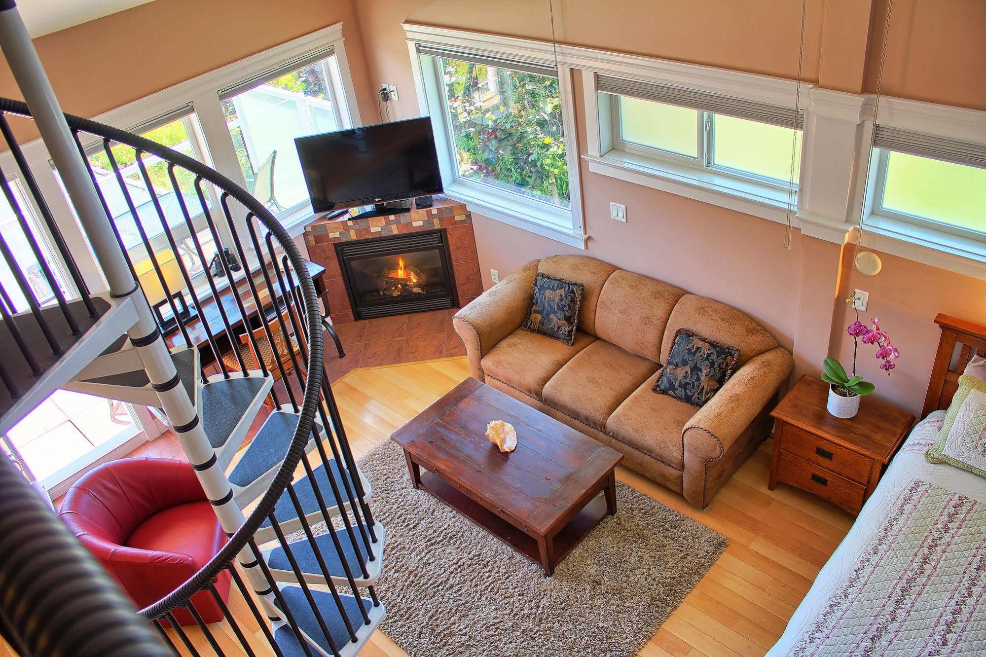 Birds Of A Feather Victoria Oceanfront Studio Suites Colwood Экстерьер фото