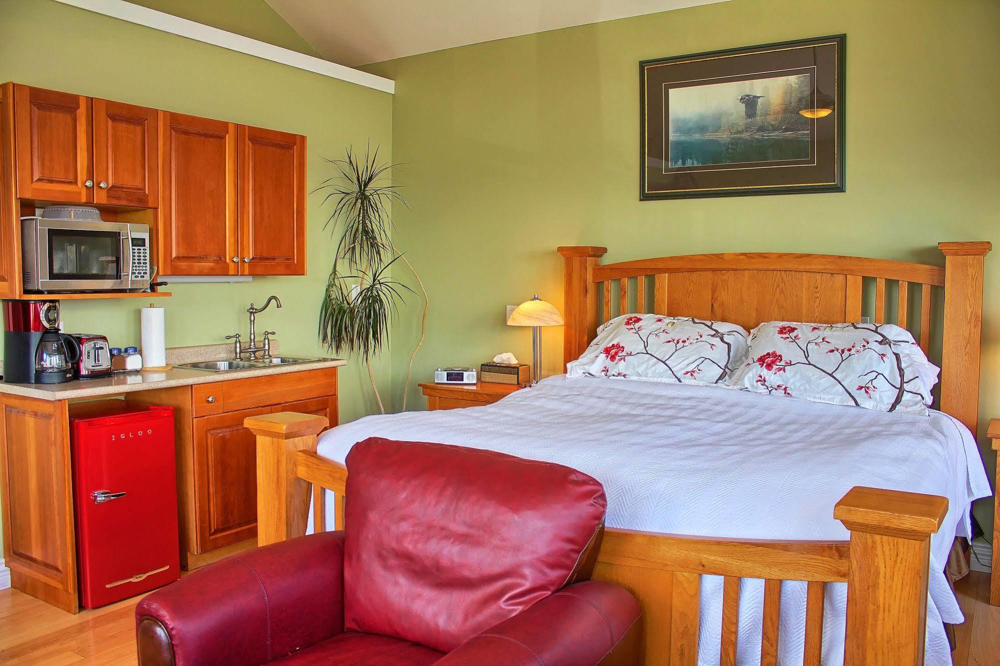 Birds Of A Feather Victoria Oceanfront Studio Suites Colwood Экстерьер фото